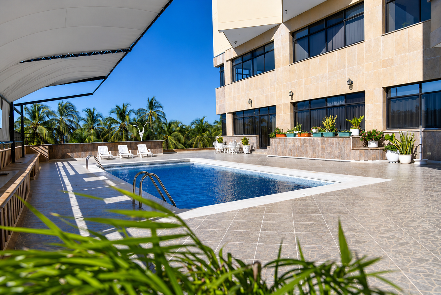 Outdoor Pool - Pasa Día